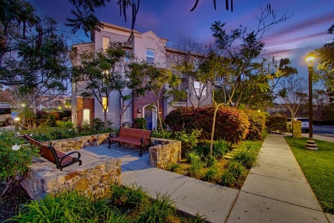 Building Photo - 2 Bedroom Townhome with Bonus Office in San Marcos