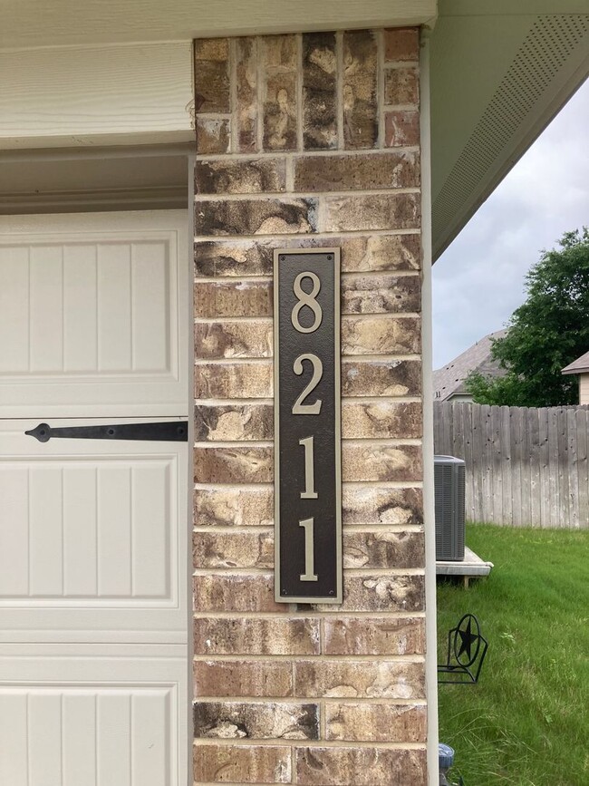 Building Photo - Three-bedroom, Two bath, two car garage Ho...