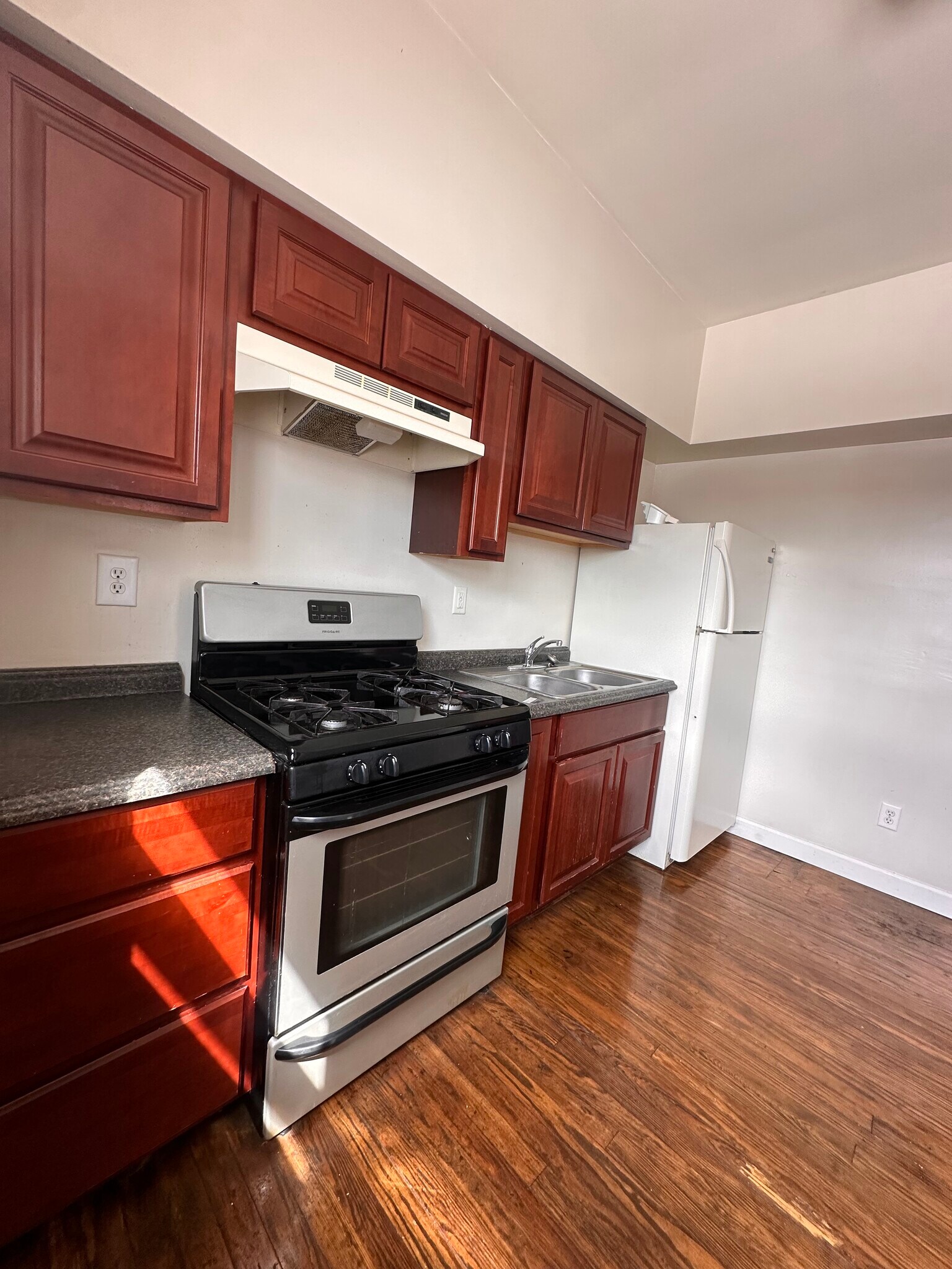 Building Photo - 426 Broad Ave