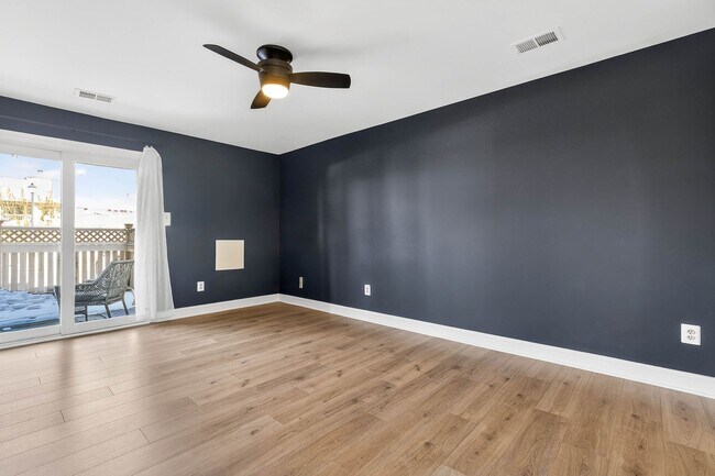 Building Photo - Very Nicely Update Condo in Prime Location!