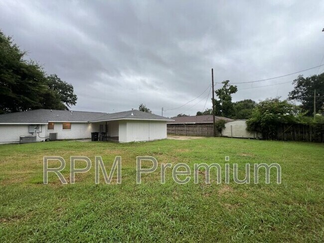 Building Photo - 464 Wilton Dr