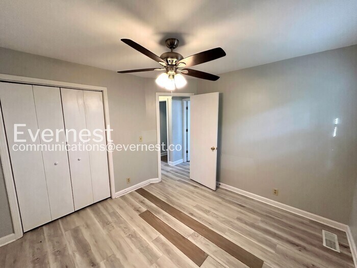 Building Photo - 212 New Shackle Island Rd