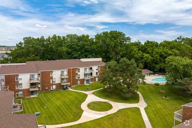 Aerial - Belleville Pointe Apartments