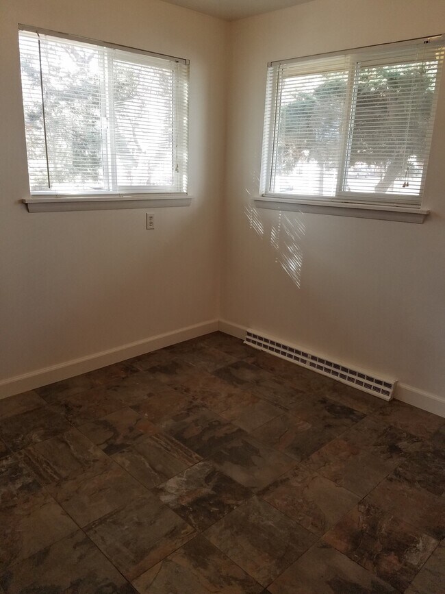Building Photo - Triplex in Lafayette - 2 Bedroom 1 Bath End Unit