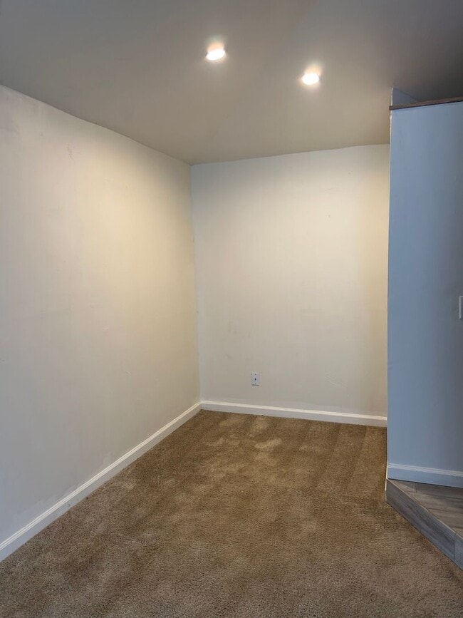 Building Photo - 3 Bedroom 2 Full Bath Home
