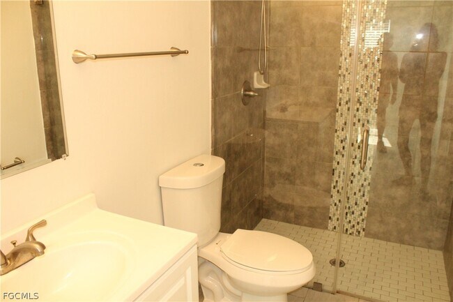 Building Photo - 912 SW 39th Terrace