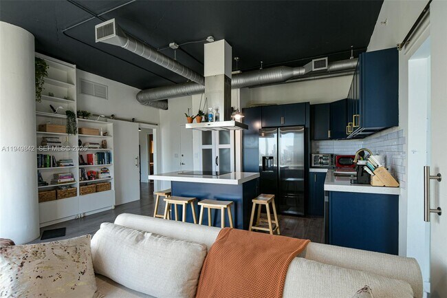 Building Photo - 10 SW South River Dr