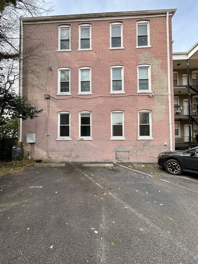 Building Photo - 3020 Colonial Ave