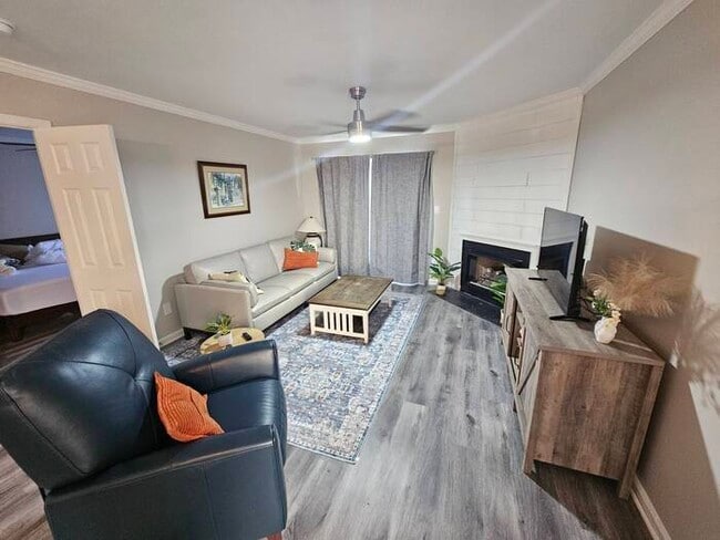 Building Photo - Furnished rental