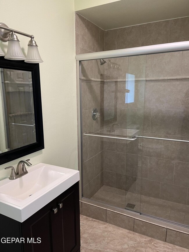 Building Photo - 614 E Missouri Ave