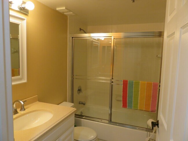 Building Photo - Turnkey 2/2 in a resort community golf and...