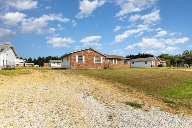 Building Photo - 1929 Sierra Dr