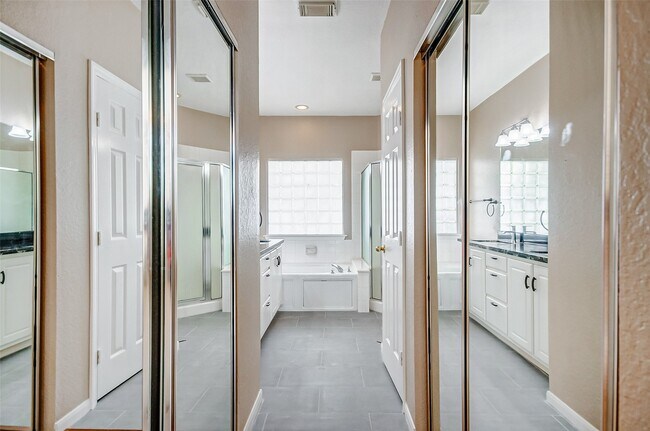 Building Photo - 2022 Ridge Wood Ln