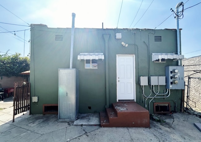 Building Photo - 725 E 81st St
