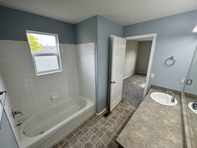 Building Photo - Beautiful End Unit Townhouse In Thornton!