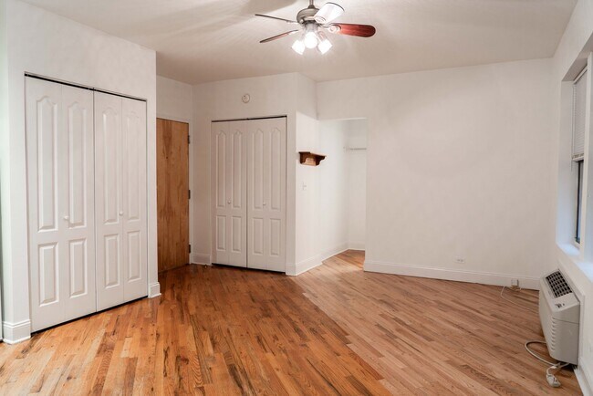 Building Photo - Montrose Beach - Uptown Studio in Elevator...