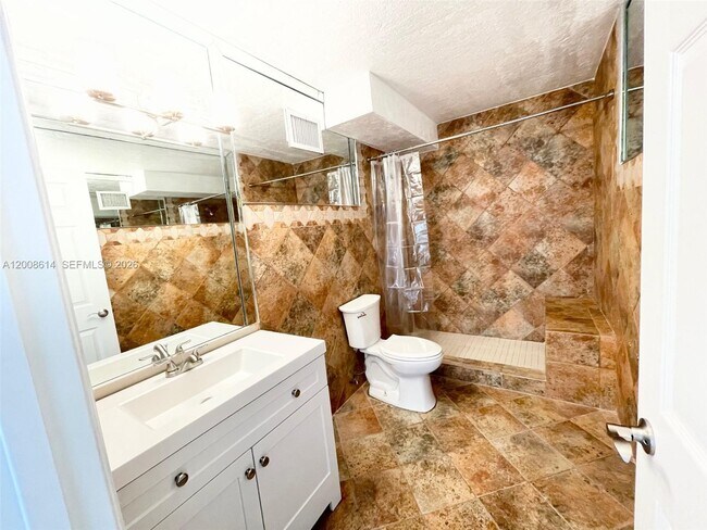 Building Photo - 600 NE 36th St