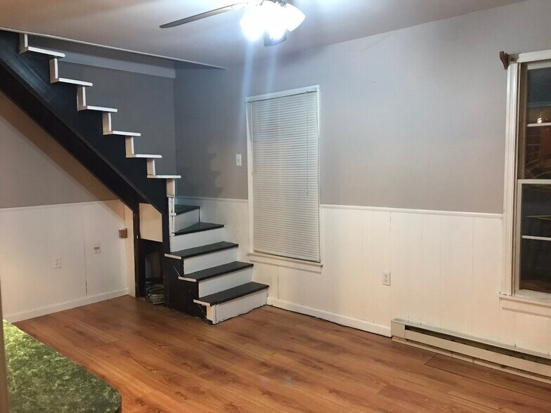 Building Photo - 201 Lock St