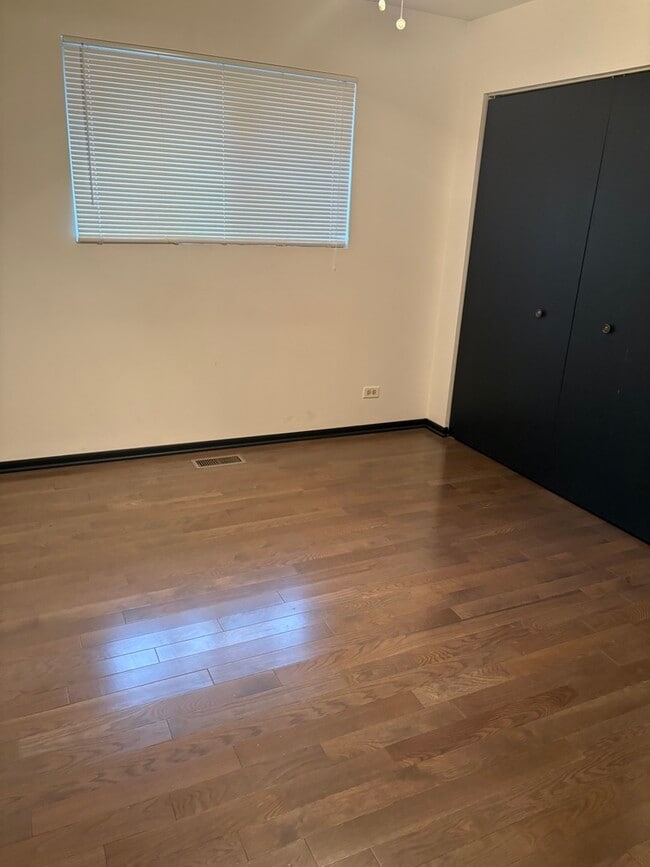 Building Photo - 109 Paramount Dr