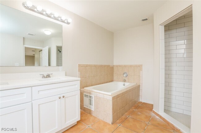 Building Photo - 717 Little Rock St E