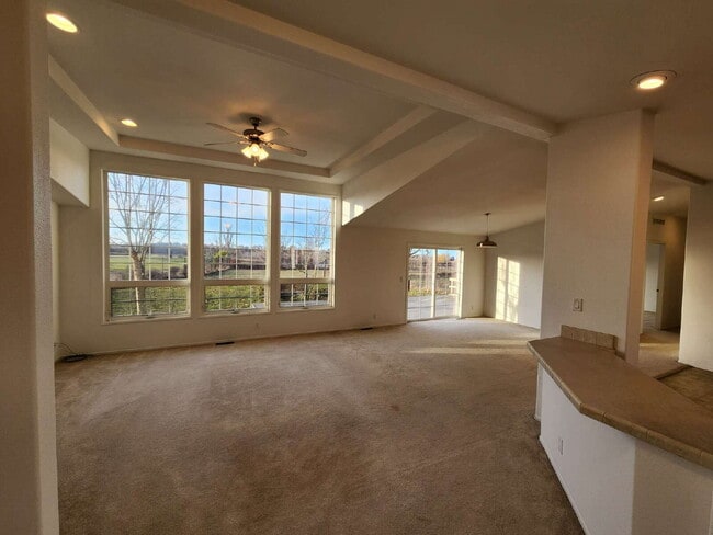 Building Photo - 3 bed 2 bath 2 car garage w/ great views i...