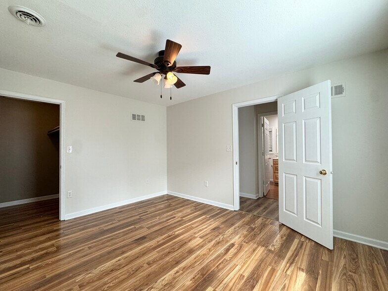 Building Photo - 517 Gillis St