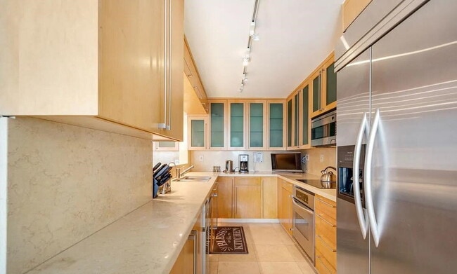 Building Photo - "Chic Santa Monica Oasis: 1-Bedroom Furnis...