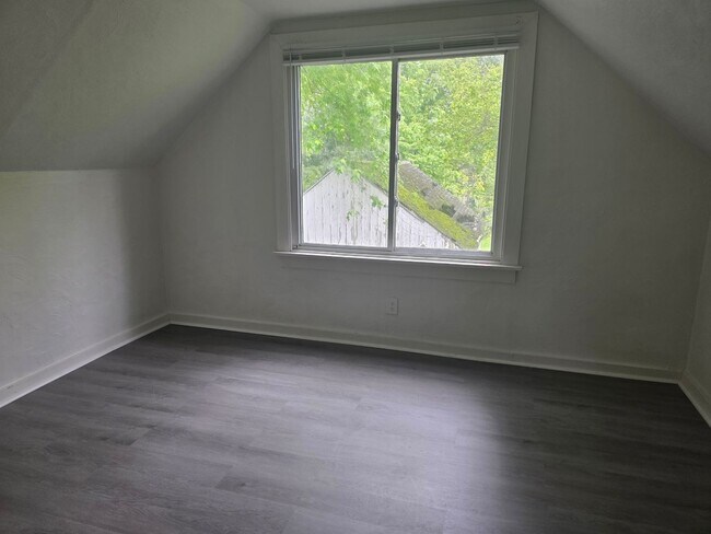 Building Photo - Updated 4-Bedroom, 1-Bathroom Home with Garage & Basement – $1,425/Month | Accepting Section 8