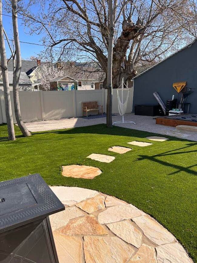 Building Photo - Large 2 Bed, 1 Bath + 2 Bonus Rooms – Two ...