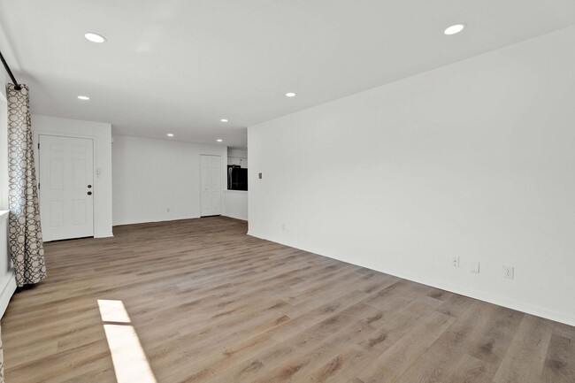 Building Photo - APARTMENT FOR LEASE - 2BD 1BTH NEWLY RENOV...