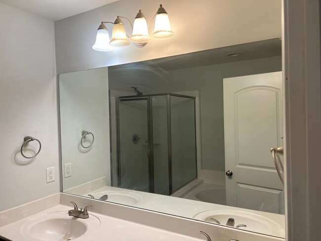 Building Photo - 3/2 Condo in Gated Community near Downtown...