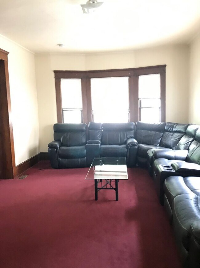 Building Photo - 7 Bedroom 3 Bathroom Unit with Updates! Available August 2026