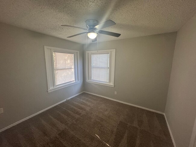 Building Photo - 3 bedroom, 1 bath