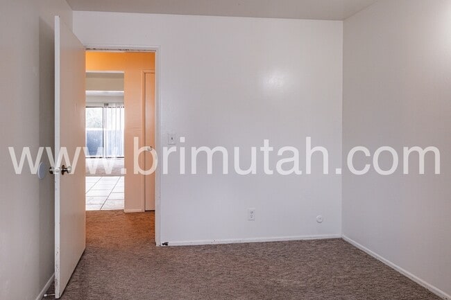 Building Photo - 292 100 E