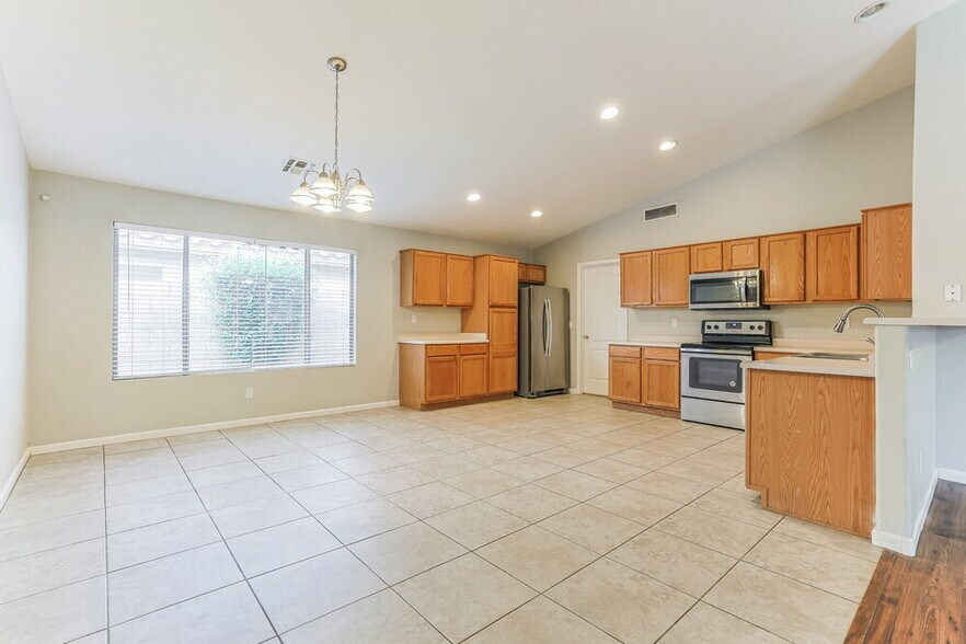 Building Photo - 10919 E Catalina Ave