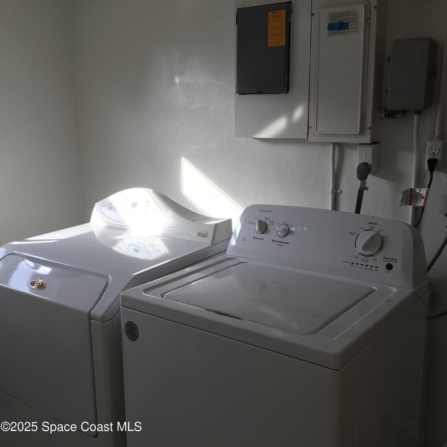 Building Photo - 2360 Warwick Rd