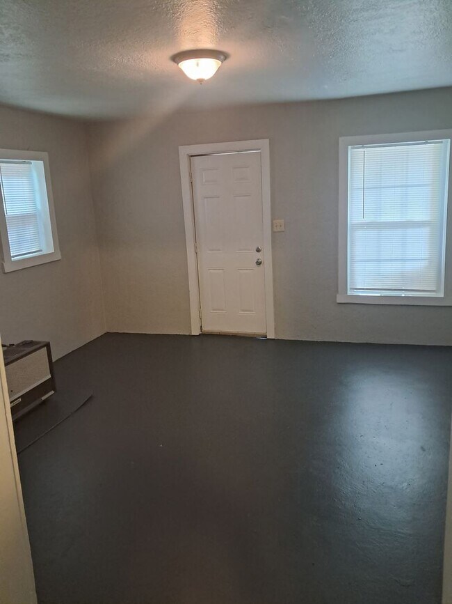 Building Photo - 1 Bedroom 1 Bathroom Triplex