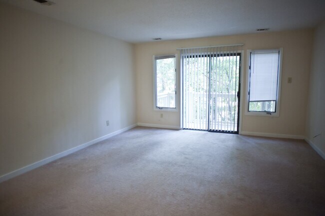 Building Photo - Wonderful 2BR garden apartment a few block...
