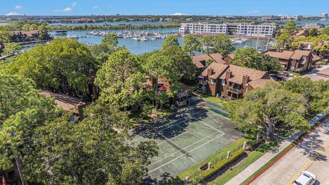 Building Photo - 723 Davis Rd