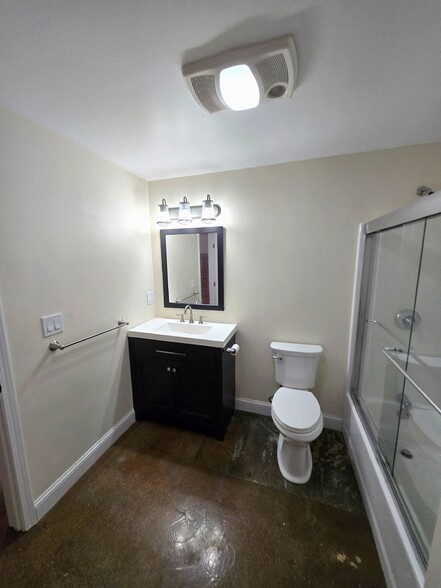 Building Photo - 548 Roosevelt Ave