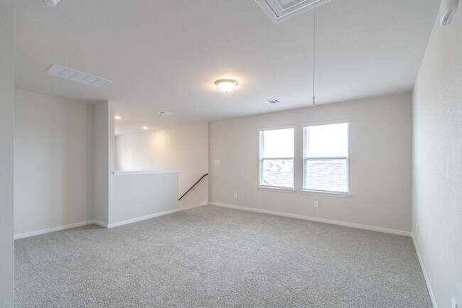 Building Photo - 544 View Dr