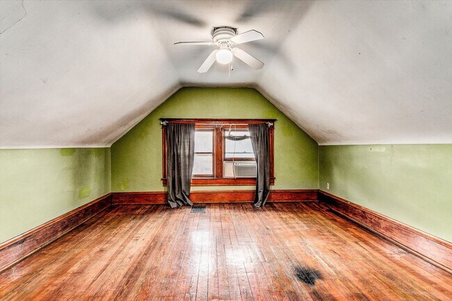 Building Photo - 912 E 31st St