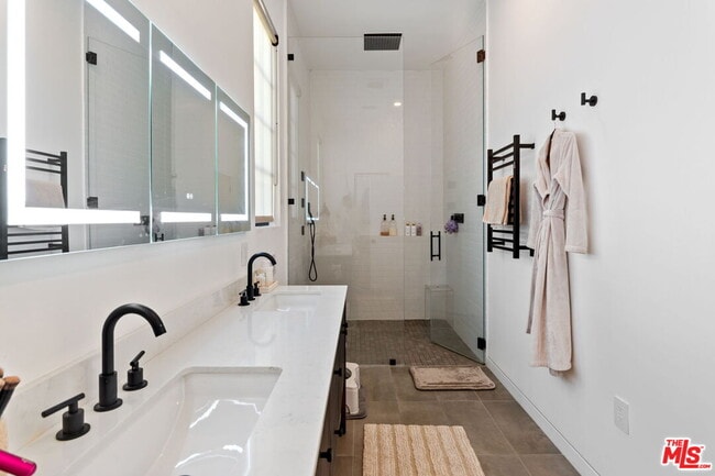 Building Photo - 358 N Bronson Ave