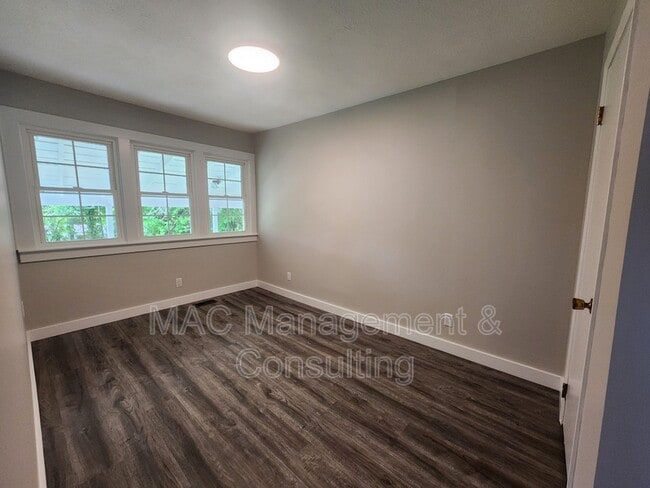 Building Photo - 1067 Crescent Dr