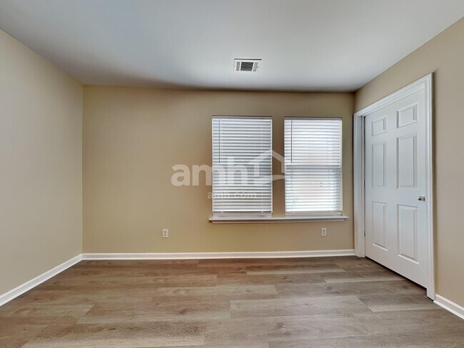Building Photo - 516 Windsong Dr