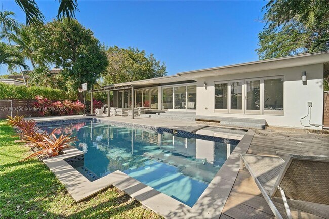 Primary Photo - 18 Samana Dr