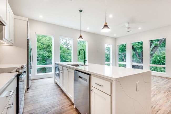 Building Photo - Tucked away Lakewood Gem, 2 story townhome, Walkable area!
