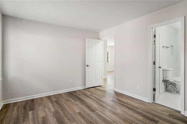 Building Photo - 1813 N Creek Cir
