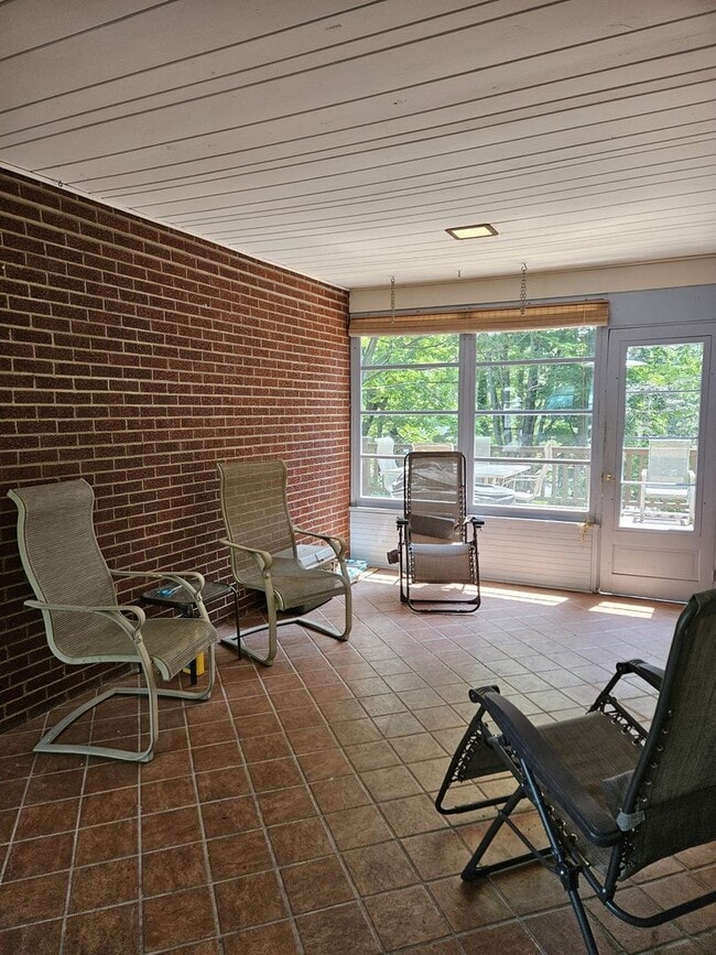 Building Photo - 3 Bedroom  Available June 8th  2026