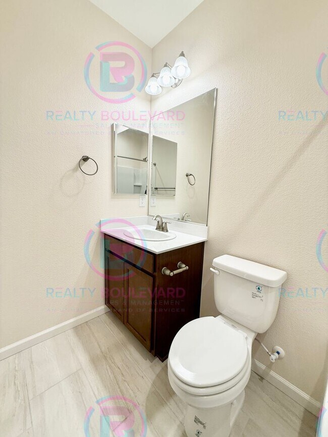 Building Photo - Modern Comfort and Convenience: Stylish 2-Bedroom 2.5 Bathroom Condo in Carson City